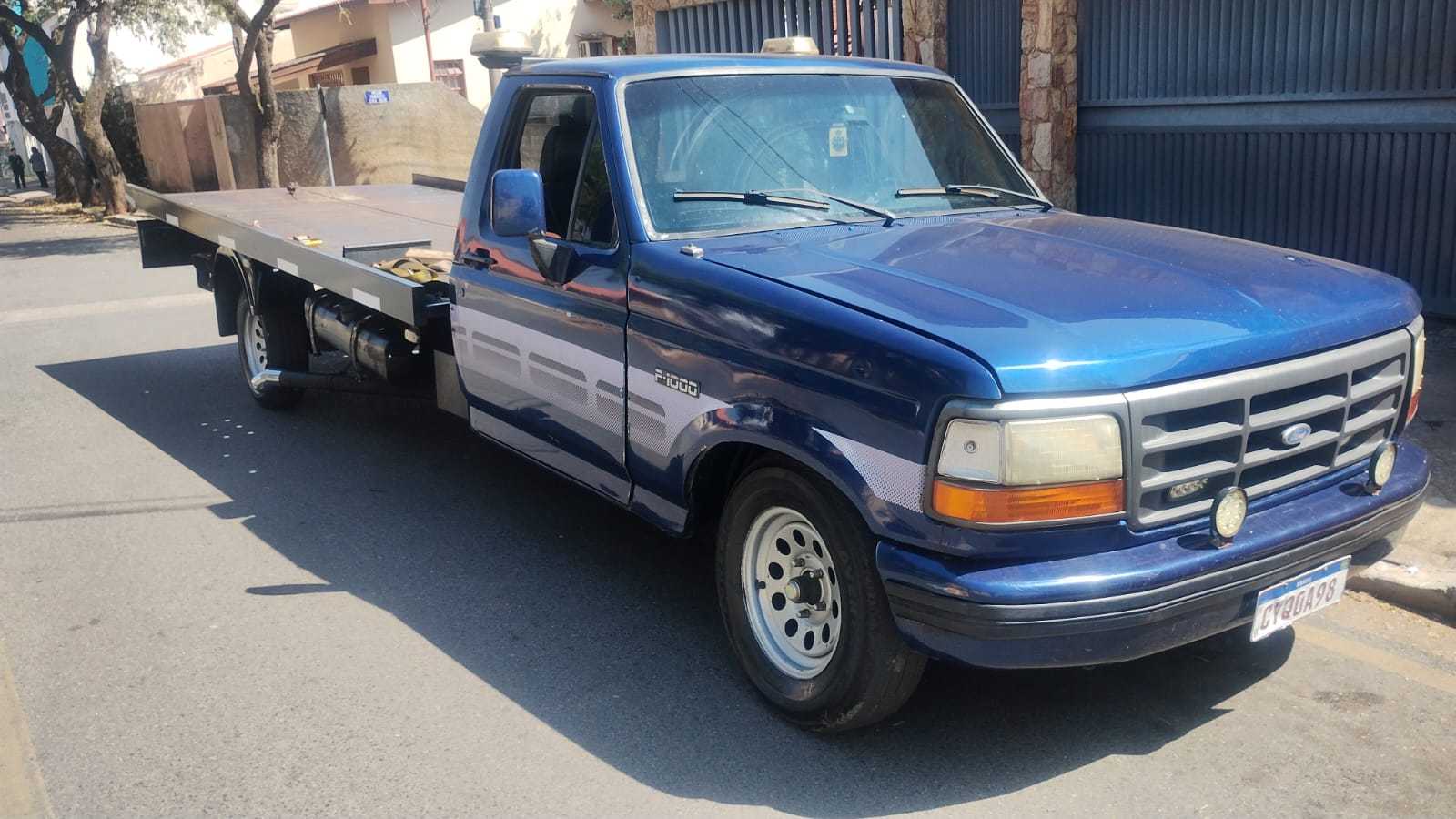 Guincho 24h da Auto Socorro Castelo rebocando um carro na Rodovia Castelo Branco em Tatuí